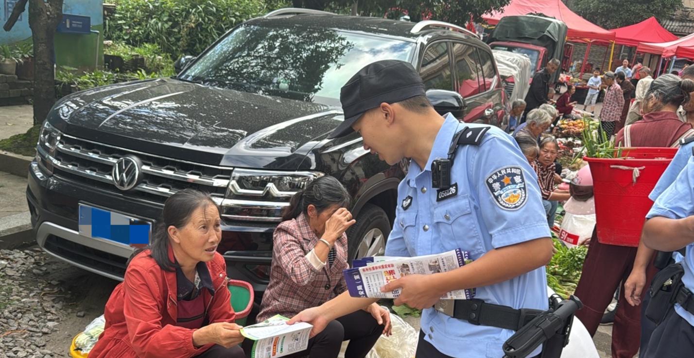 民警開展安全宣傳.jpg
