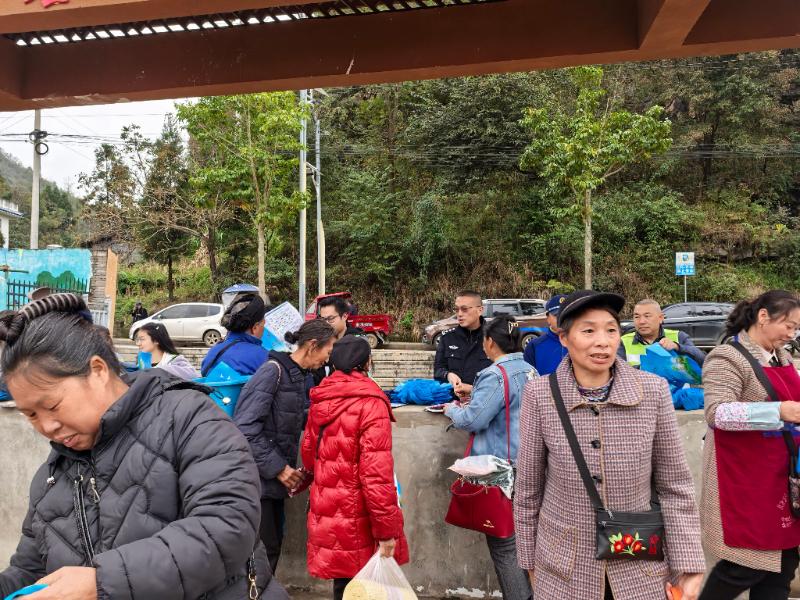 圖3 ?；痉ㄋ?lián)合公安、綜治、交管等部門開展“道路交通安全”主題法治宣傳活動(dòng).jpg