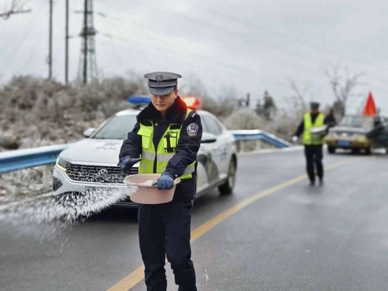 圖1民警在轄區(qū)結(jié)冰路段開(kāi)展撒鹽除冰防凍工作。.jpg