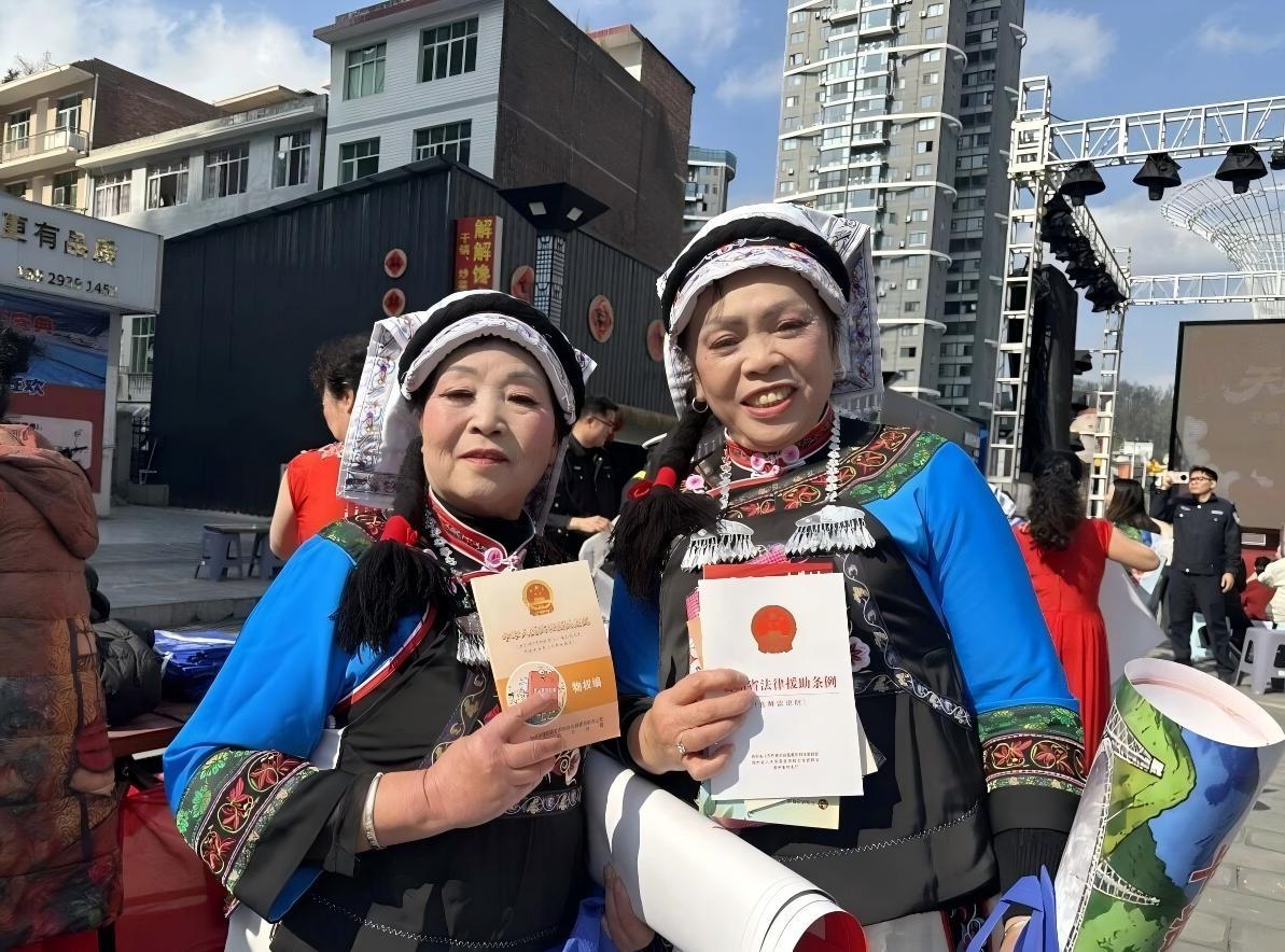 圖1 向群眾贈(zèng)送法治書籍.jpg