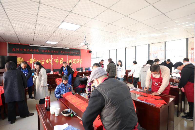 圖1 書法愛好者書寫春聯(lián)與福字.jpg