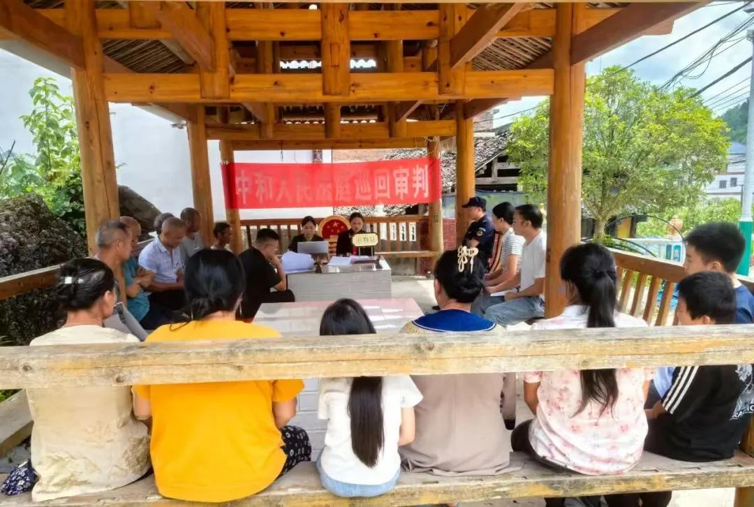 圖3 中和人民法庭將審判庭設在了鄉(xiāng)場邊的“納涼亭”.jpg