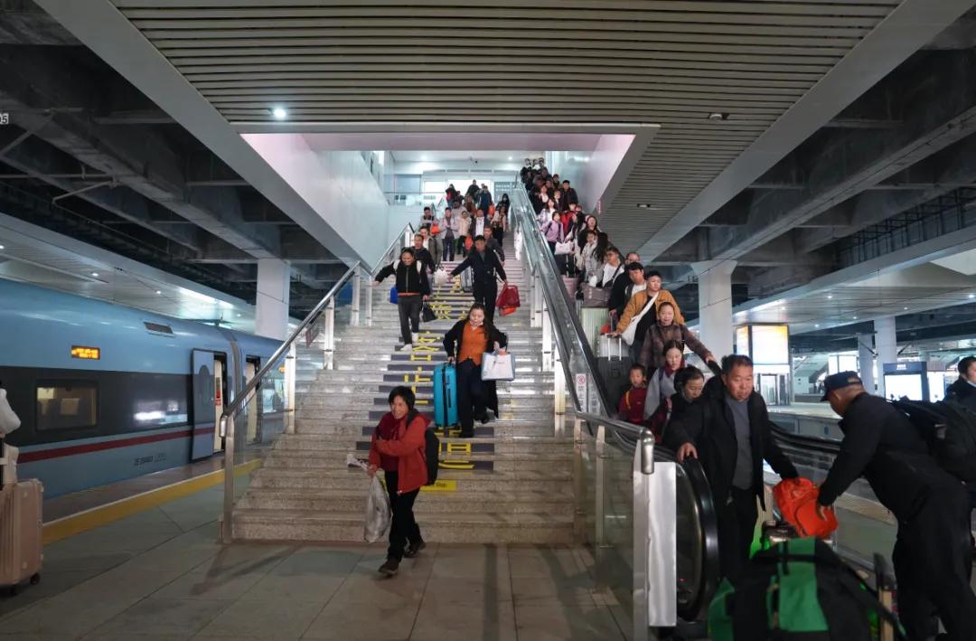 圖2 旅客有序趕車場景.jpg