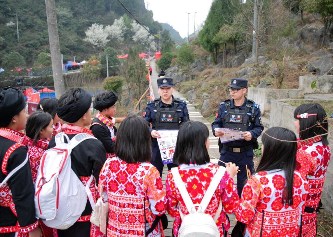 圖2 民警們手拿禁毒、反詐、防火防盜宣傳品開展宣傳.jpg