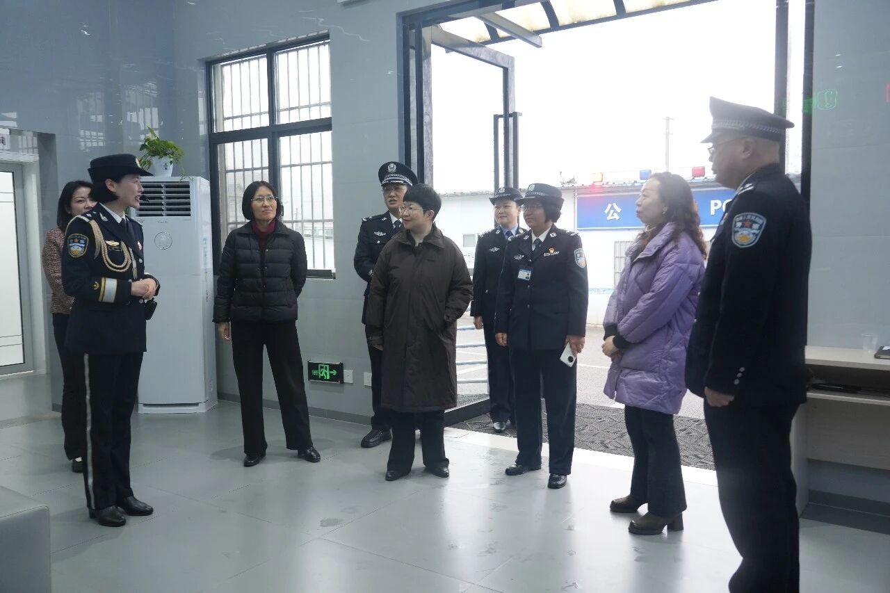 圖2  余敏、王丹一行在貴州省第一女子監(jiān)獄，看望慰問長期堅(jiān)守在監(jiān)管一線的女民警職工.jpg