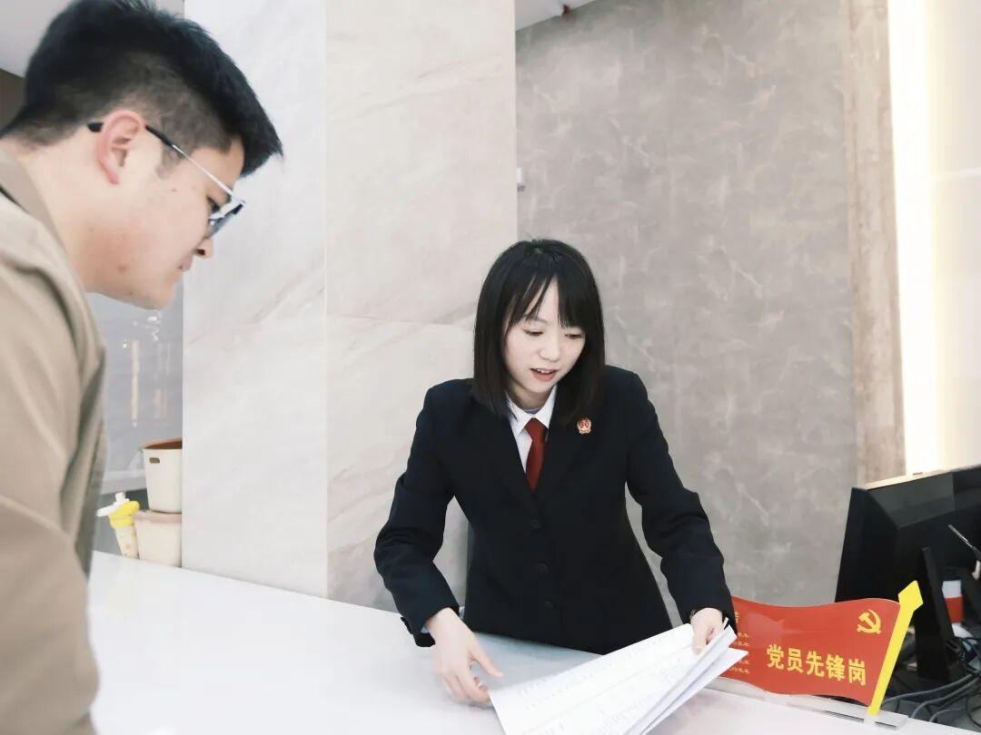 圖1 朱俊蓉耐心引導(dǎo)群眾.jpg