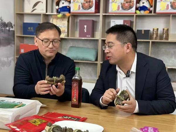 馬恒宏正在進(jìn)行電商直播。雙游村供圖