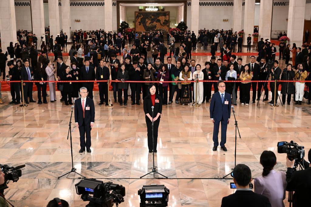 全國政協(xié)十四屆四次會(huì)議第三場(chǎng)“委員通道”集體采訪活動(dòng)舉行