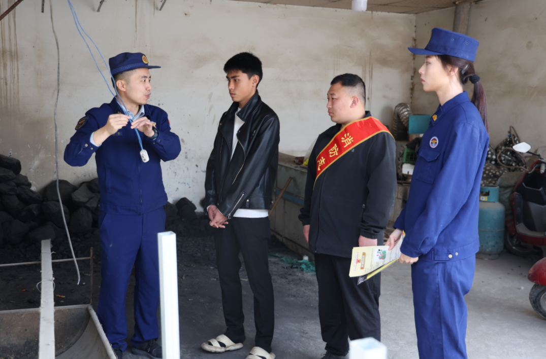 新疆阿克蘇：消防宣傳員進村入戶講安全 織密春季防火安全網