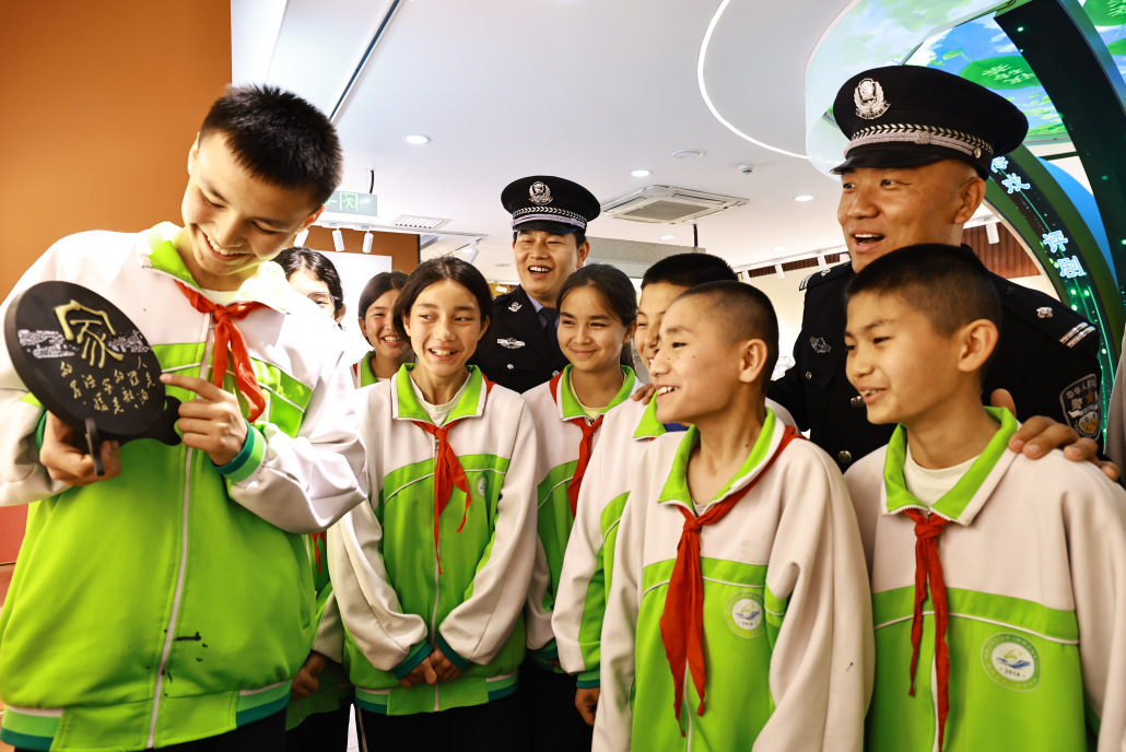 新疆新和：鐵警聯(lián)合學(xué)校開展沉浸式愛國主義教育