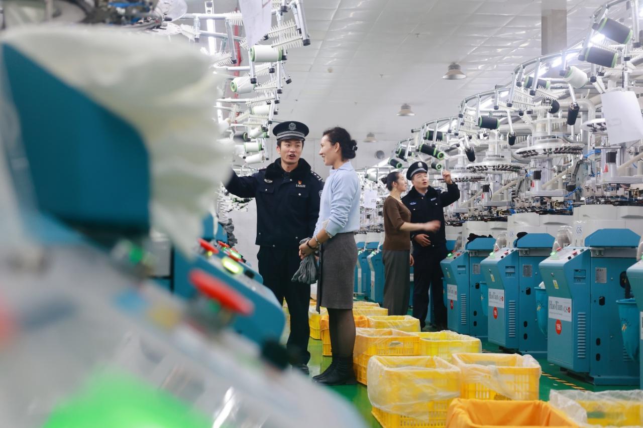 新疆阿瓦提：民警護(hù)航企業(yè)趕工忙&nbsp;&nbsp;