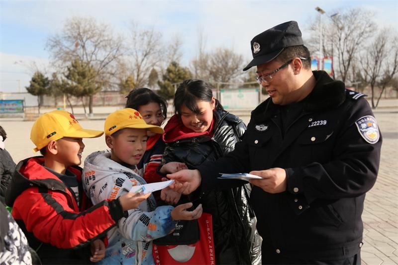 武威鐵警走進(jìn)轄區(qū)20余所學(xué)校開(kāi)展“法治安全進(jìn)校園”主題宣傳