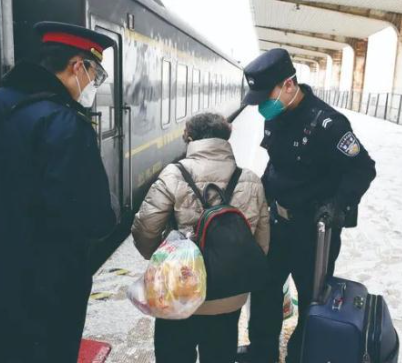10年后，他戴上了父親的警號，開啟了第一次春運執(zhí)勤