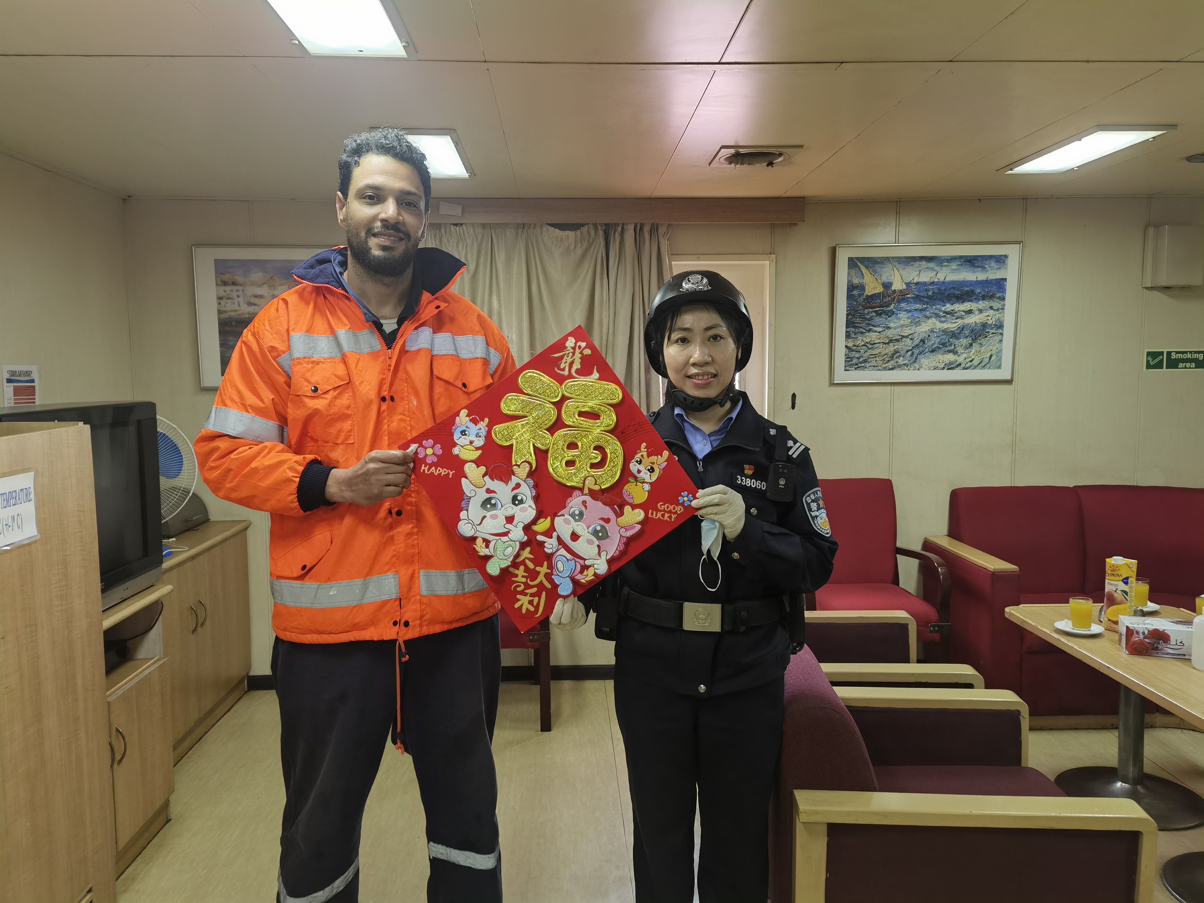 圖三為執(zhí)勤民警陳嬌外籍船舶為船員送祝福賀新春。.jpg