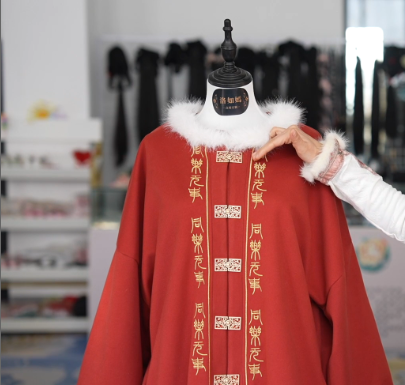 新春走基層 | 香味漢服、AI設(shè)計(jì)……漢服里的“黑科技”