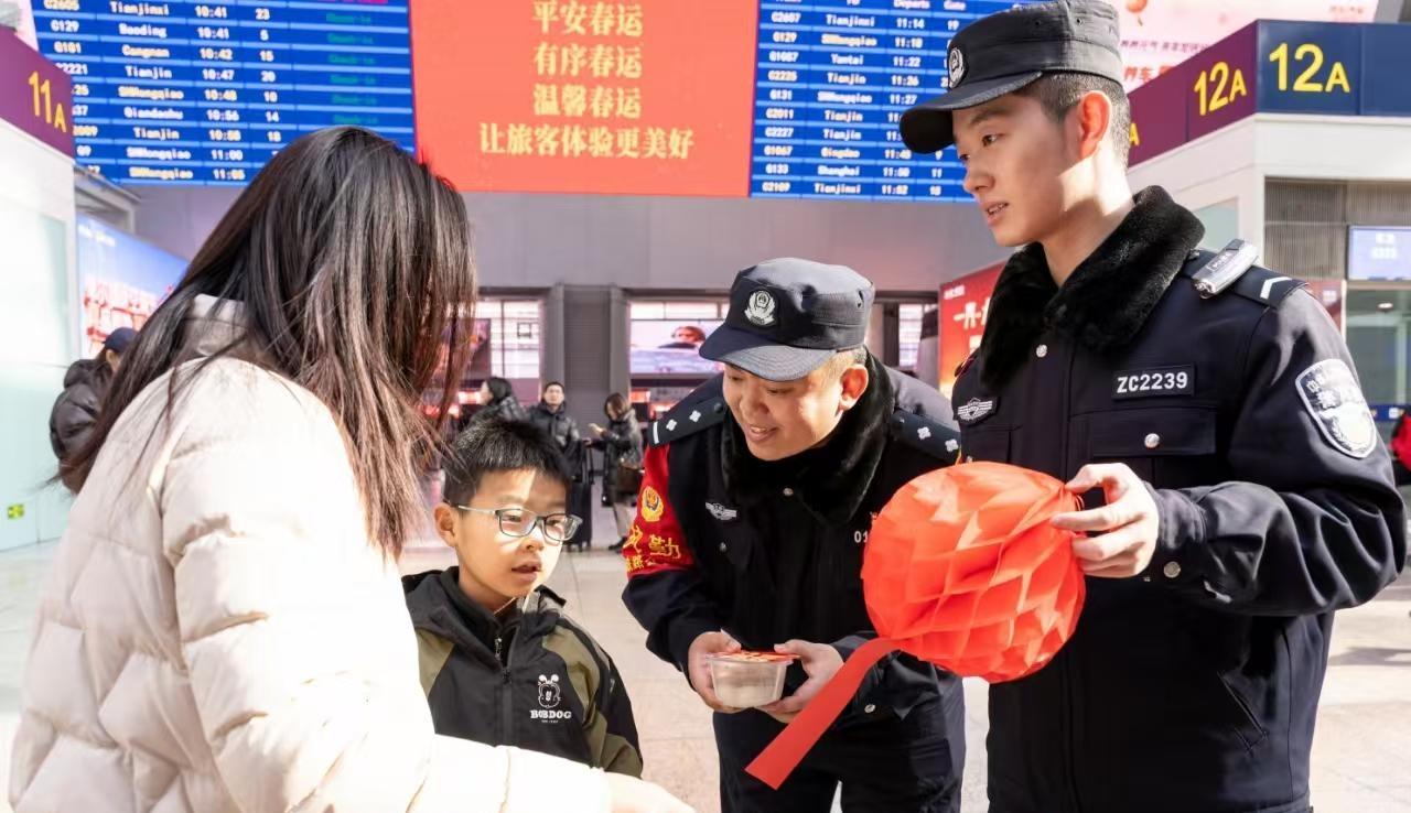 元宵節(jié)北京鐵警組織旅客猜燈謎