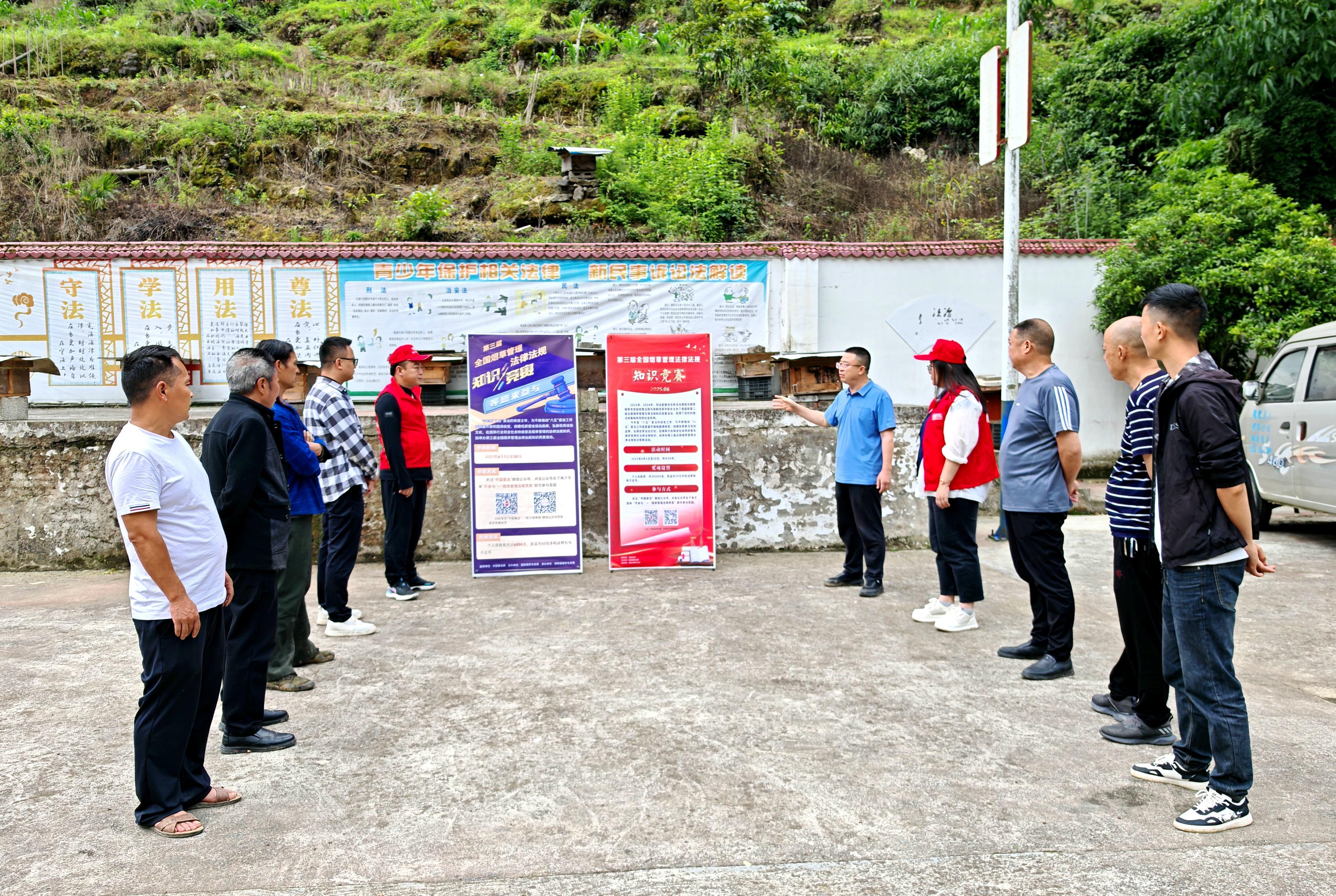 到鄉(xiāng)村開(kāi)展普法宣講，發(fā)動(dòng)社會(huì)公眾參與競(jìng)賽答題.jpg