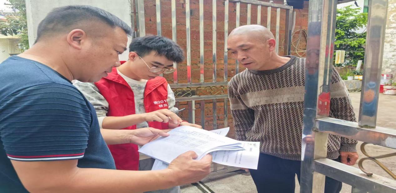 龍井村村兩委及網(wǎng)格員入戶給村民宣傳未成年人防溺水，電信詐騙等內(nèi)容.jpg