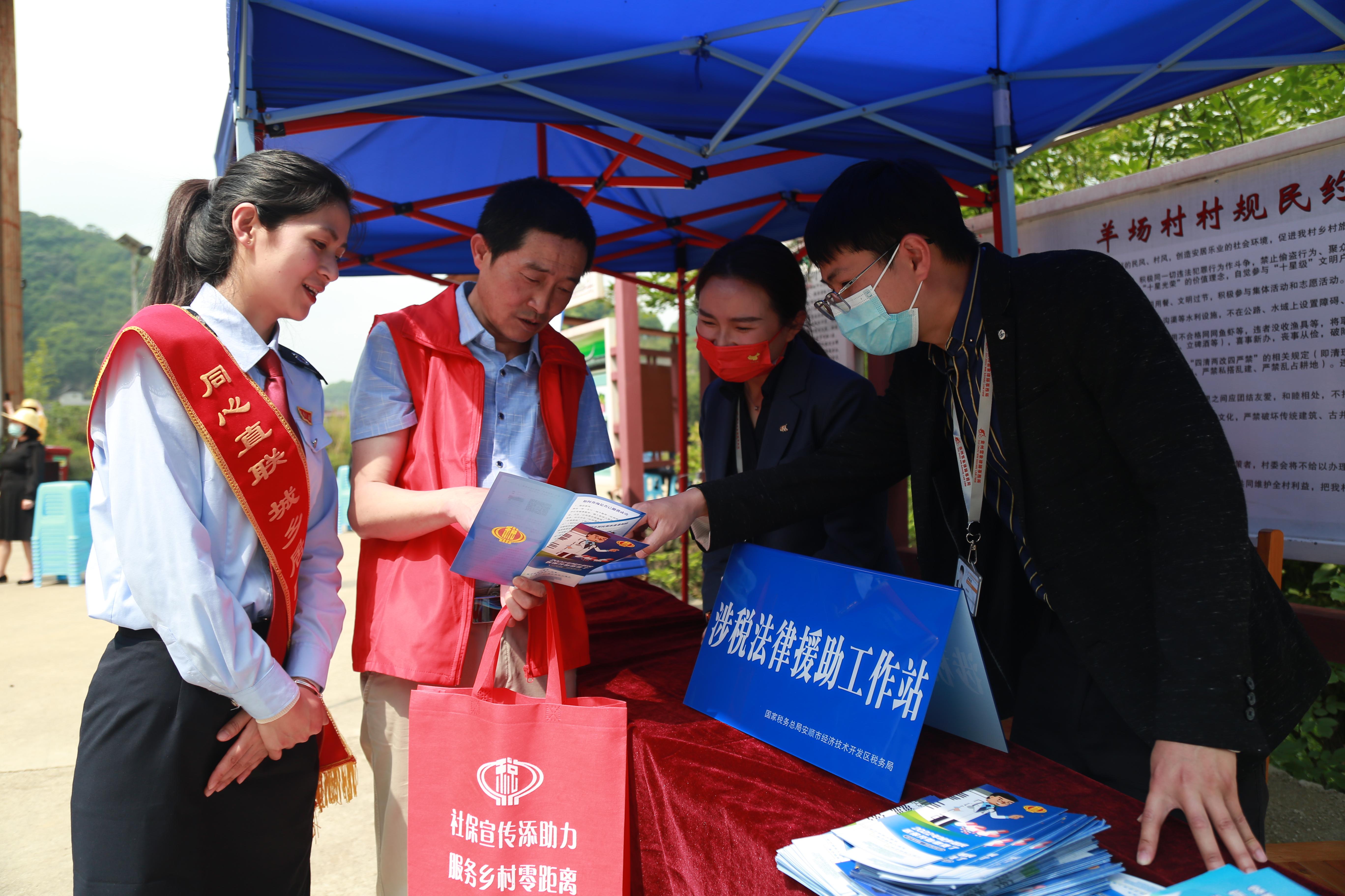 以青年稅務(wù)干部為主體，打造“鄉(xiāng)村振興助農(nóng)服務(wù)隊(duì)”，走進(jìn)鄉(xiāng)村、農(nóng)業(yè)合作社提供發(fā)票代開指導(dǎo)、社保繳費(fèi)宣傳、涉稅政策咨詢等稅費(fèi)服務(wù)。.jpg