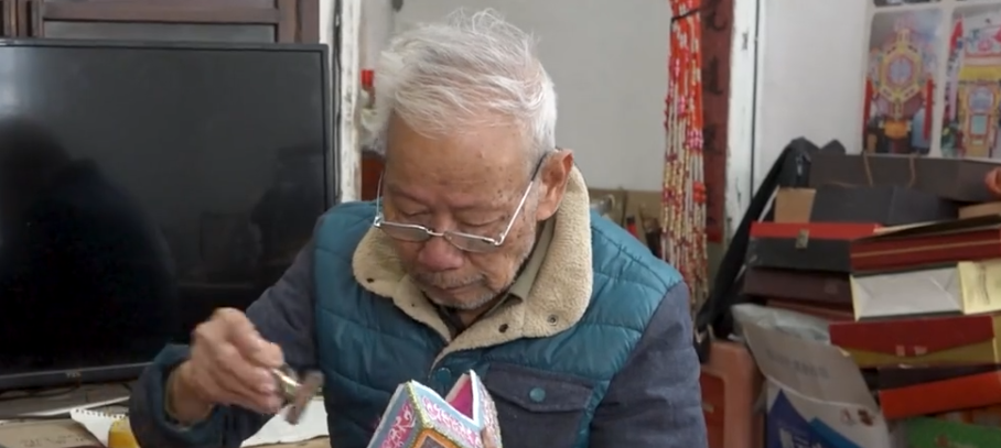 國(guó)家級(jí)非遺泉州花燈傳承人七十余載花燈路