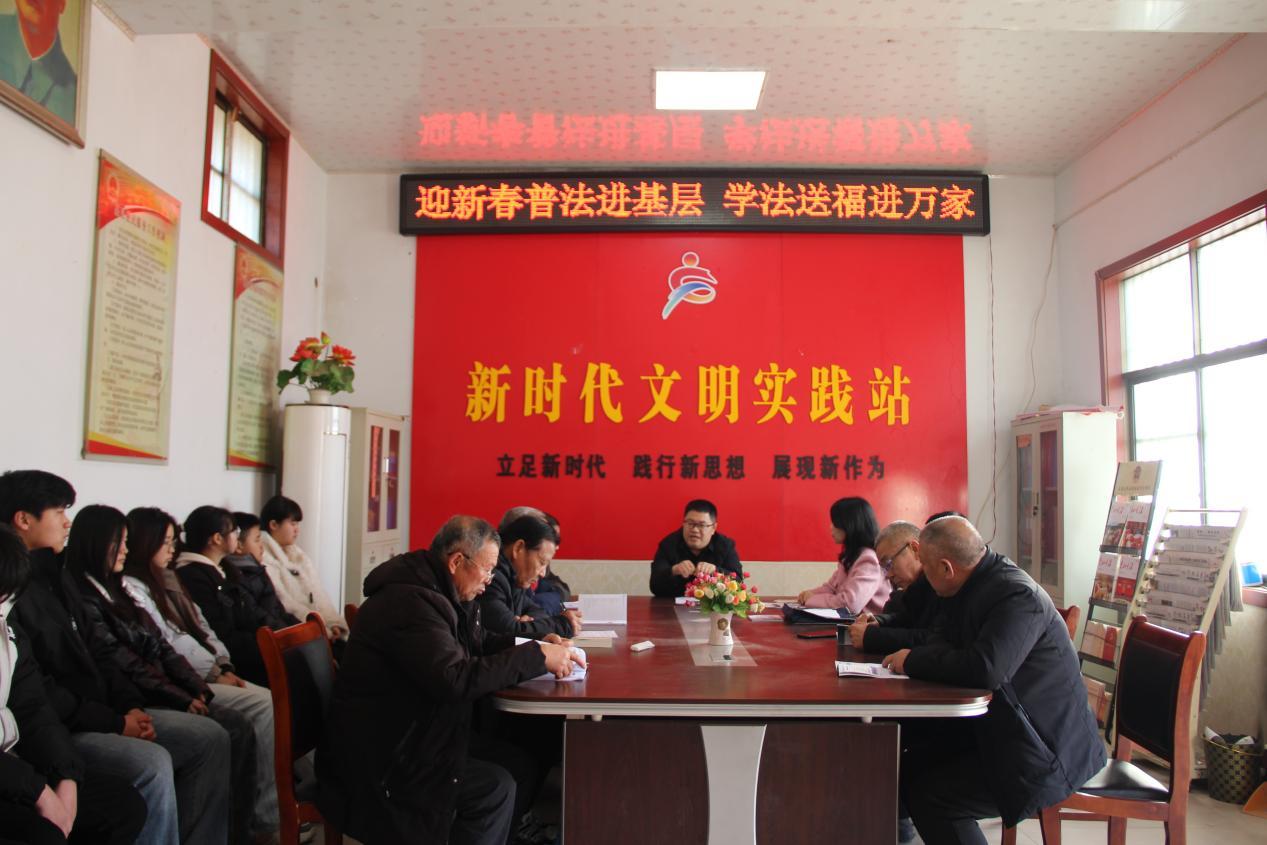 圖為劉奇為陳故村村民講解法律知識。通訊員 朱新宇 攝.jpg