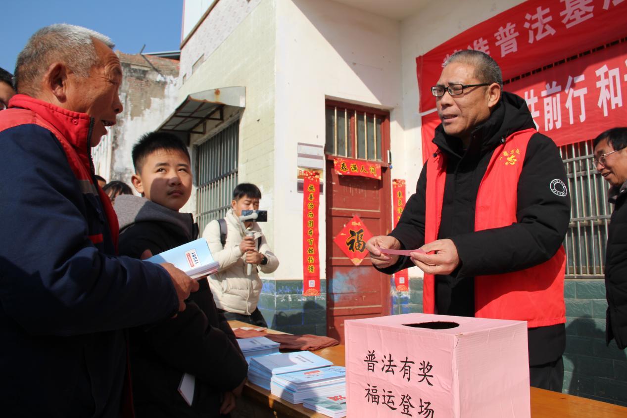 圖為劉志軒正在向村民進行有獎提問。通訊員 朱新宇 攝.jpg