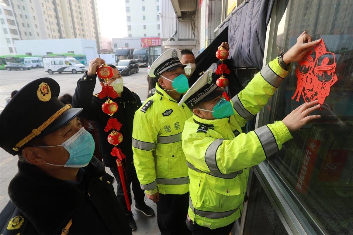 護(hù)航春運(yùn)交警同行
