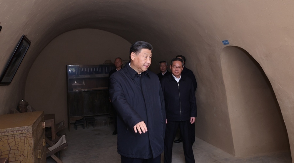 習近平在瞻仰延安革命紀念地時強調 弘揚偉大建黨精神和延安精神 為實現黨的二十大提出的目標任務而團結奮斗